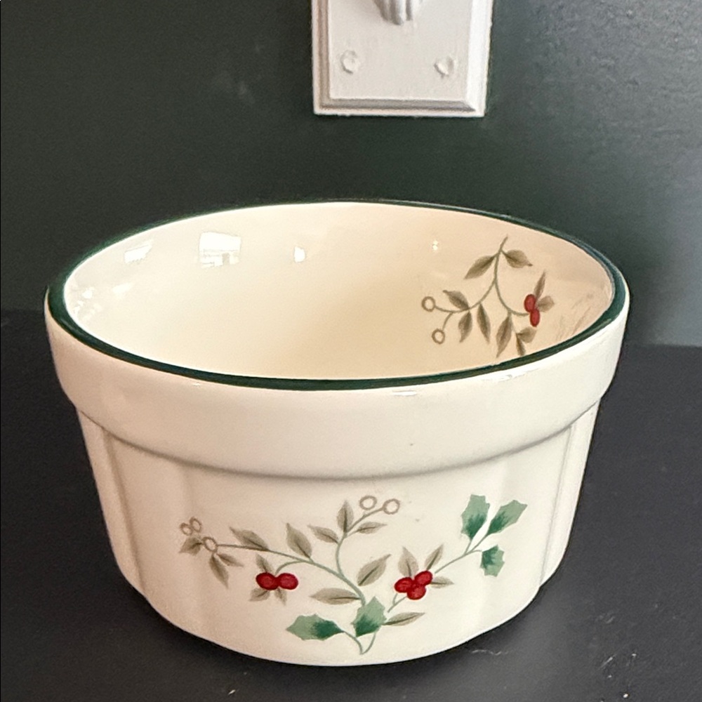 Pfaltzgraff Winterberry White Ceramic‎ Dish